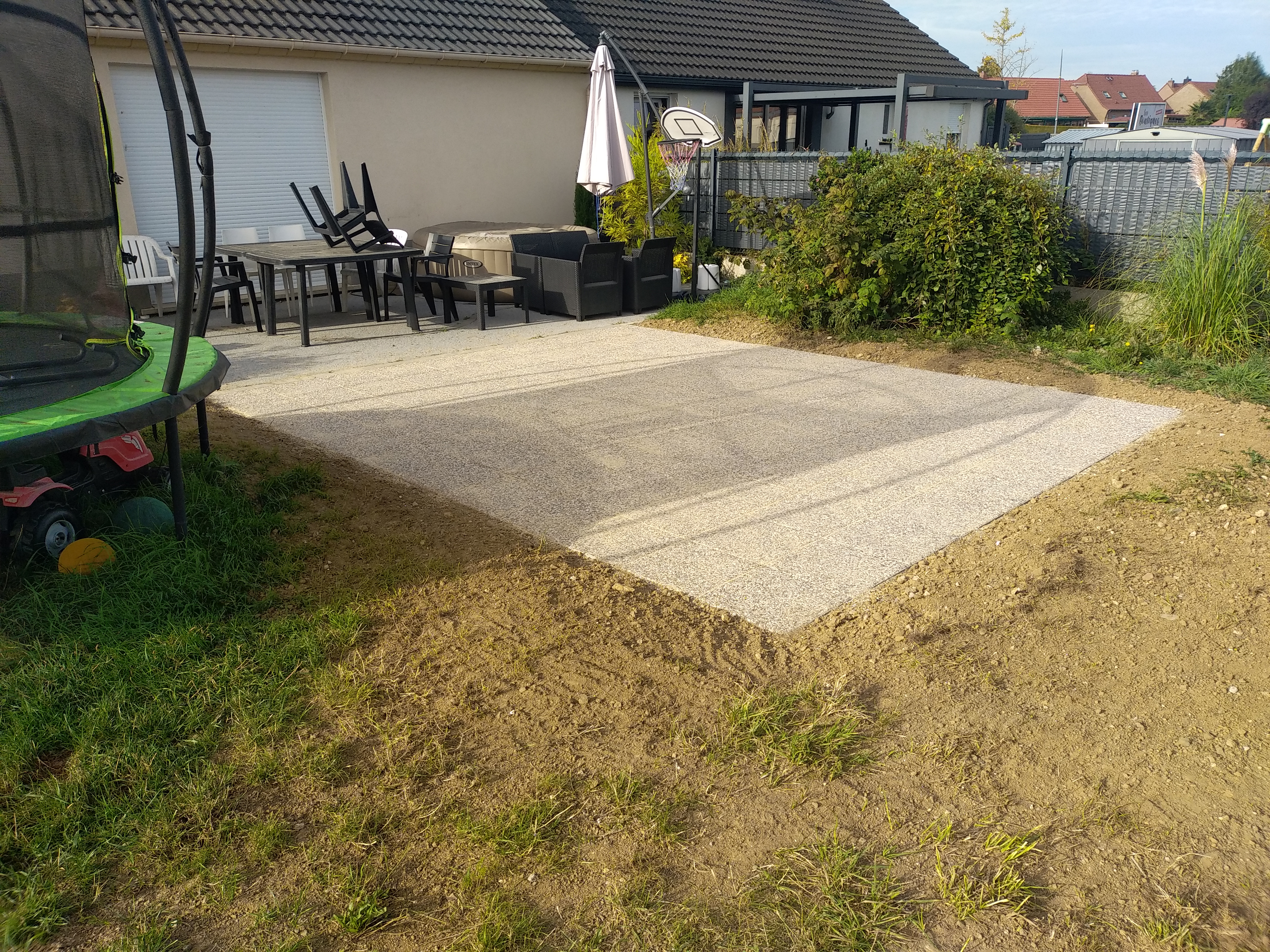 Terrasse en dalles gravillonnées